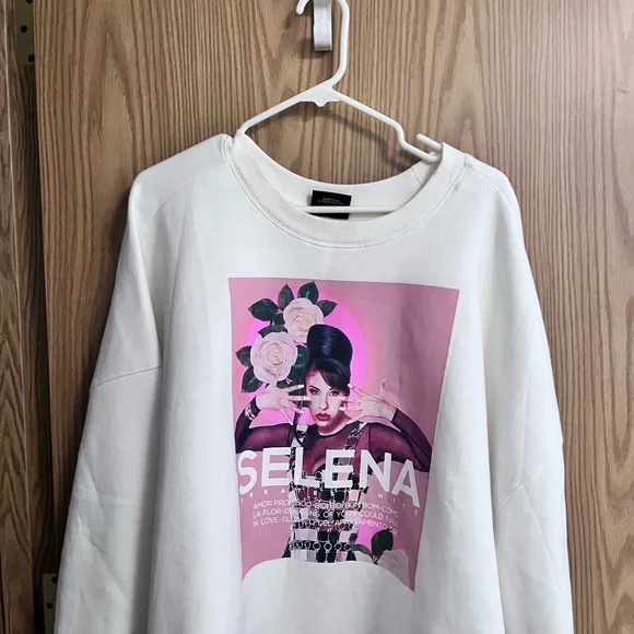 Selena graphic with pink crop top sweater - Picture 2 of 5